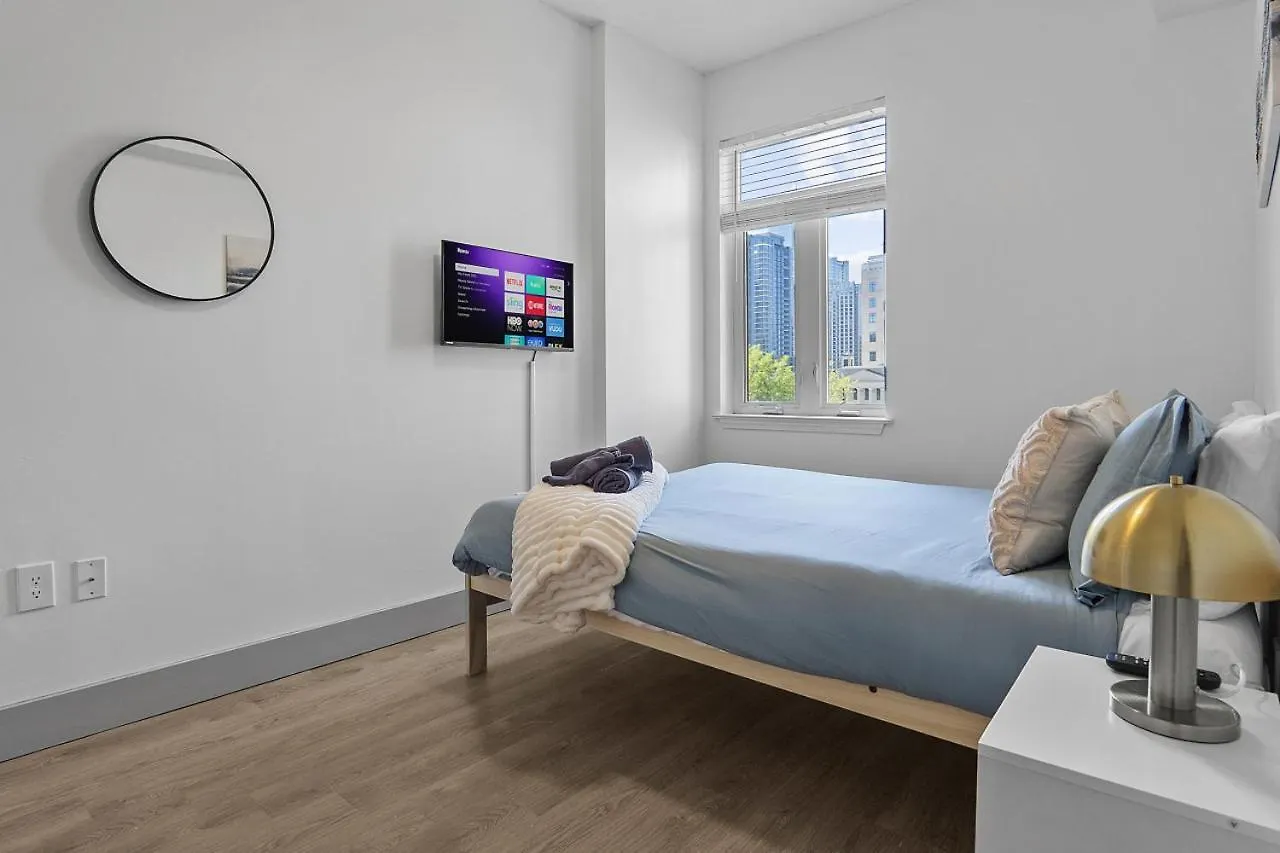 Beautiful Blue Spacious Free Parking View Gym Charlotte Apartment