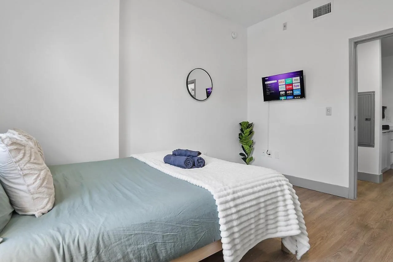 Beautiful Blue Spacious Free Parking View Gym Charlotte Apartment