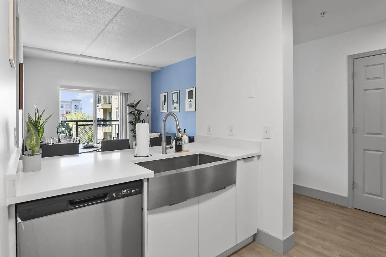 Beautiful Blue Spacious Free Parking View Gym Charlotte Apartment
