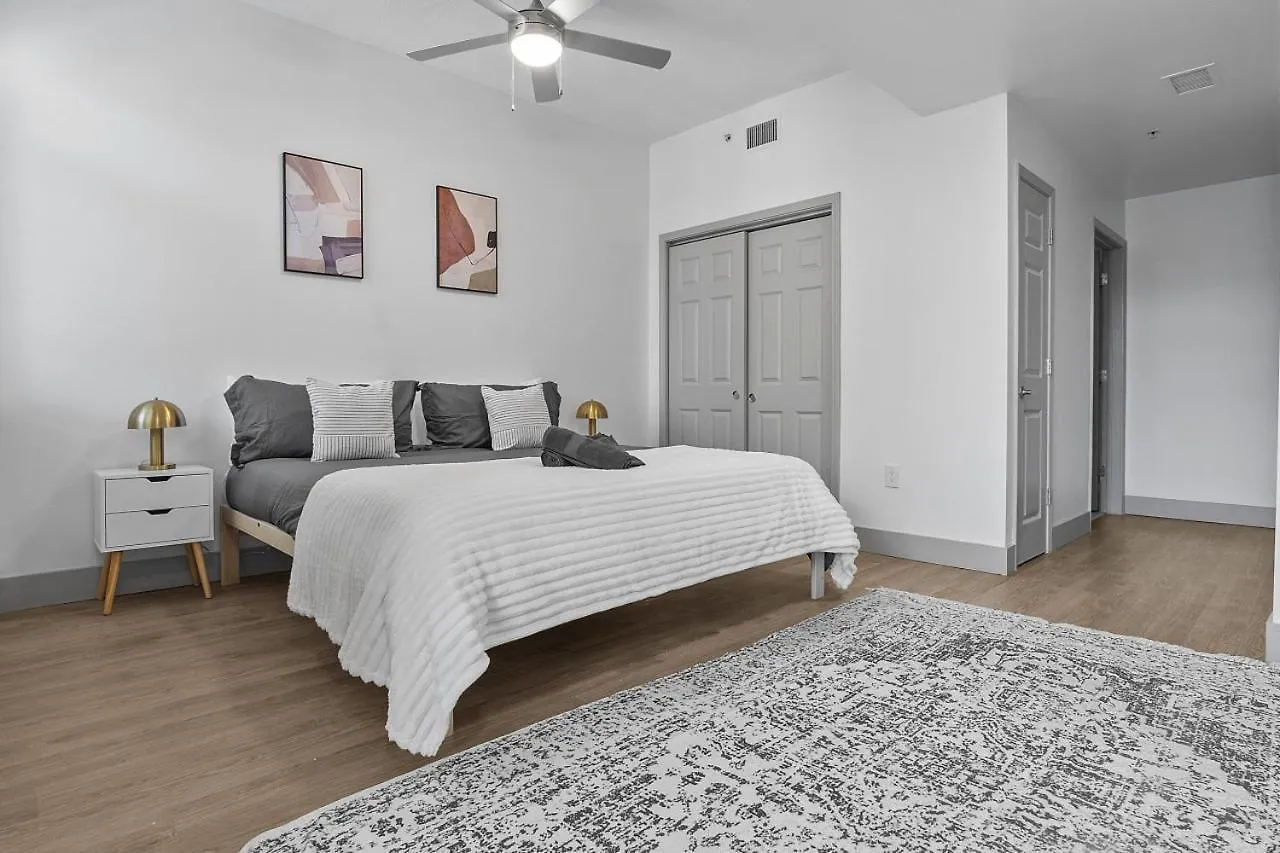 Apartment Beautiful Blue Spacious Free Parking View Gym Charlotte