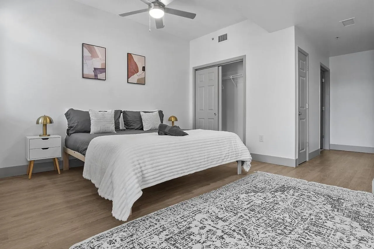 Beautiful Blue Spacious Free Parking View Gym Charlotte Apartment